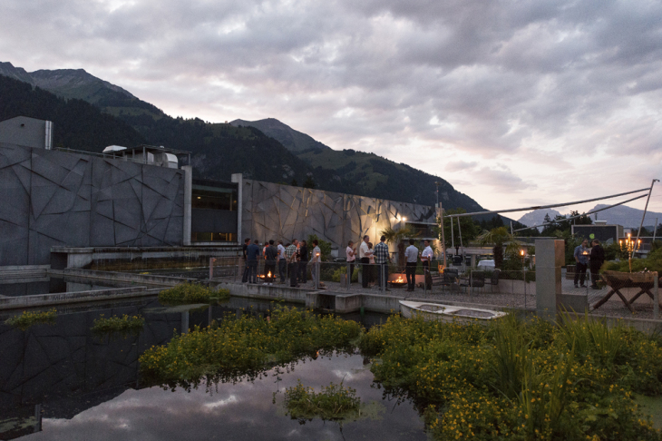 Tropenhaus Frutigen Terrasse und Garten